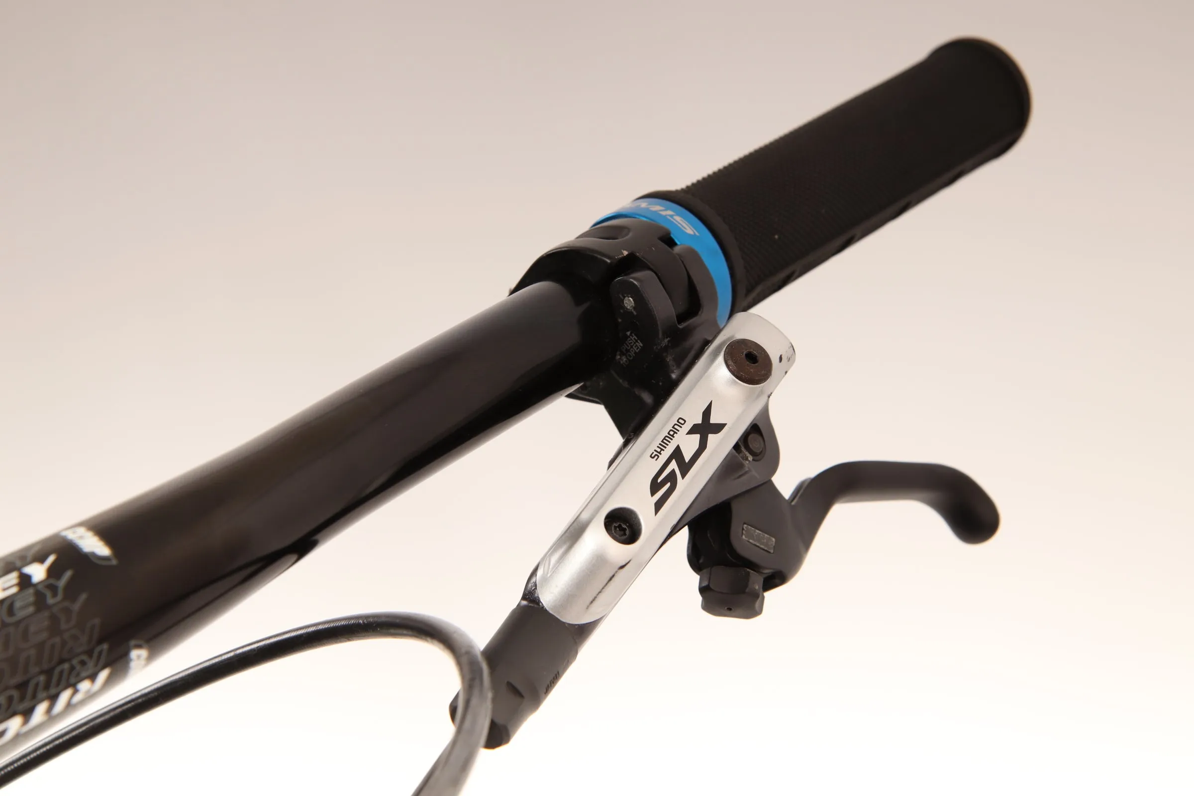 2016 JAMIS DAKOTA PRO  Mountain Bike - Medium